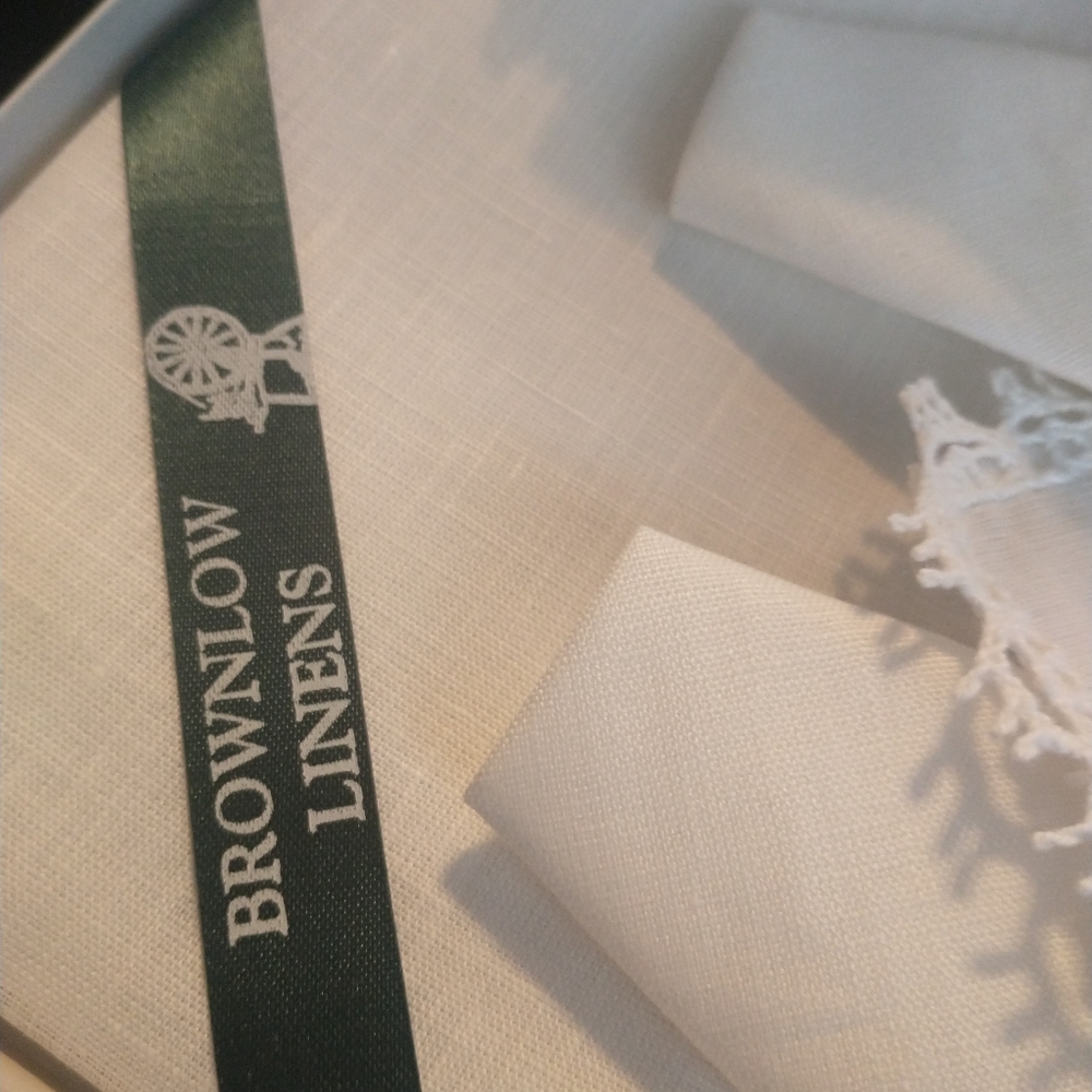 GORGEOUS BROWNLOW 8 PIECE LINEN LUNCHEON SET(NEW)